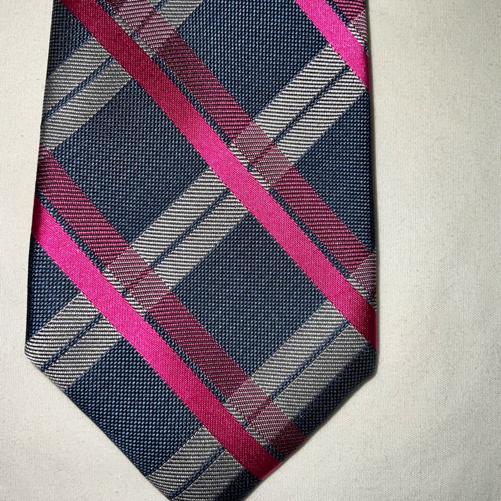 APT 9 Men’s Neck Tie. Primary colors are gray and pink.